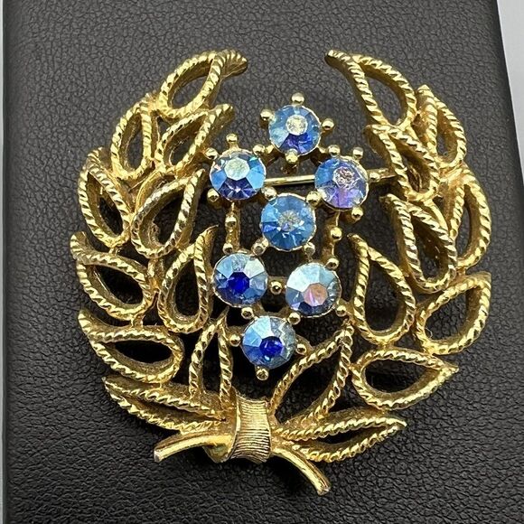 Vintage LISNER Laurel Wreath Brooch Pin Blue AB Rhinestone Gold Tone 60s Signed - Picture 7 of 15